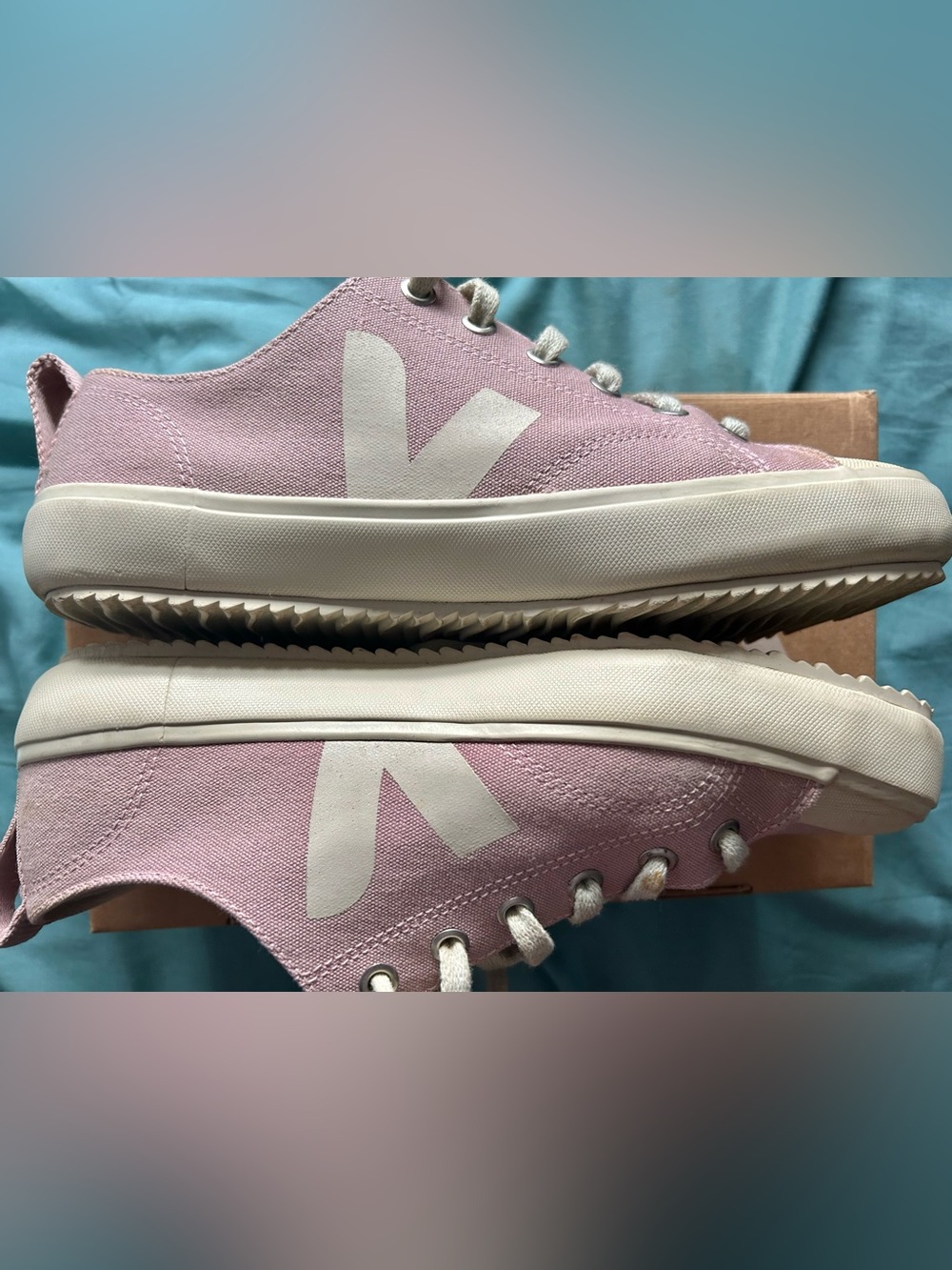 Veja Pink Canvas V-Logo Low-Top Sneakers